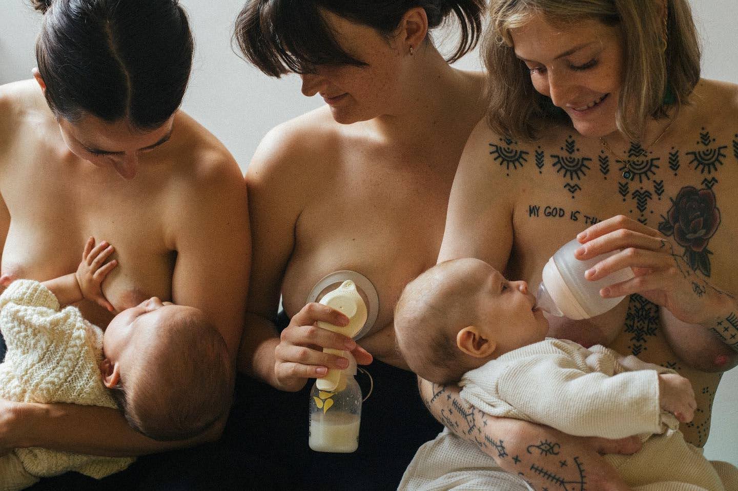 Photo de 3 mamans heureuses et souriantes : une tient son bébé et l'allaite, une autre tire son lait à l'aide d'un tire-lait et une autre tient son bébé dans ses bras et lui donne le biberon