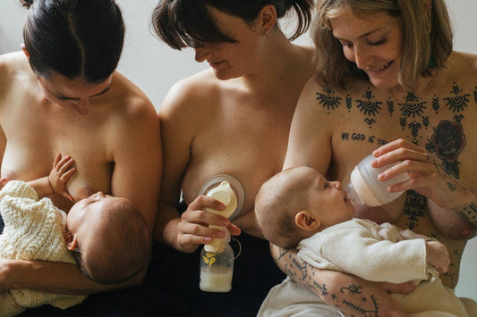 Photo de 3 mamans heureuses et souriante : une allaite tient son bébé et l'allaite, une autre tire son lait à l'aide d'un tire-lait et une autre tient son bébé dans ses bras et lui donne le biberon 