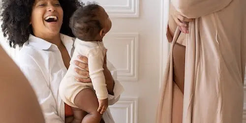 bébé dans les bras de sa maman