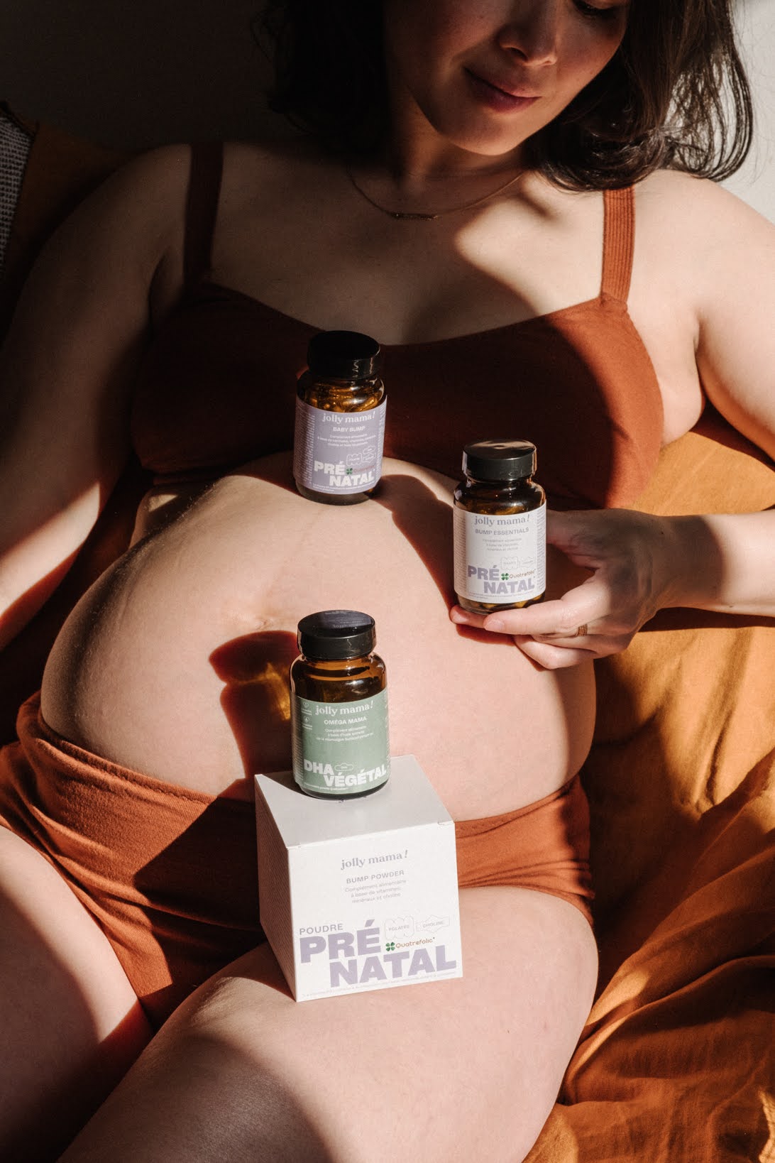 femme enceinte avec des compléments alimentaires