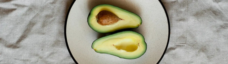 Salade de légumes d’hiver amers, kaki et avocat