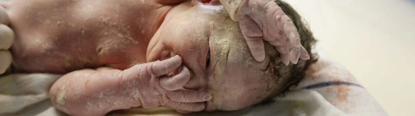 Mystères et propriétés du vernix : pourquoi attendre avant de donner un bain après la naissance ?
