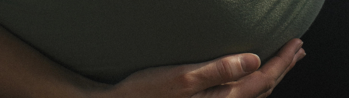 Sentir bébé bouger pour la première fois : quand et comment ?