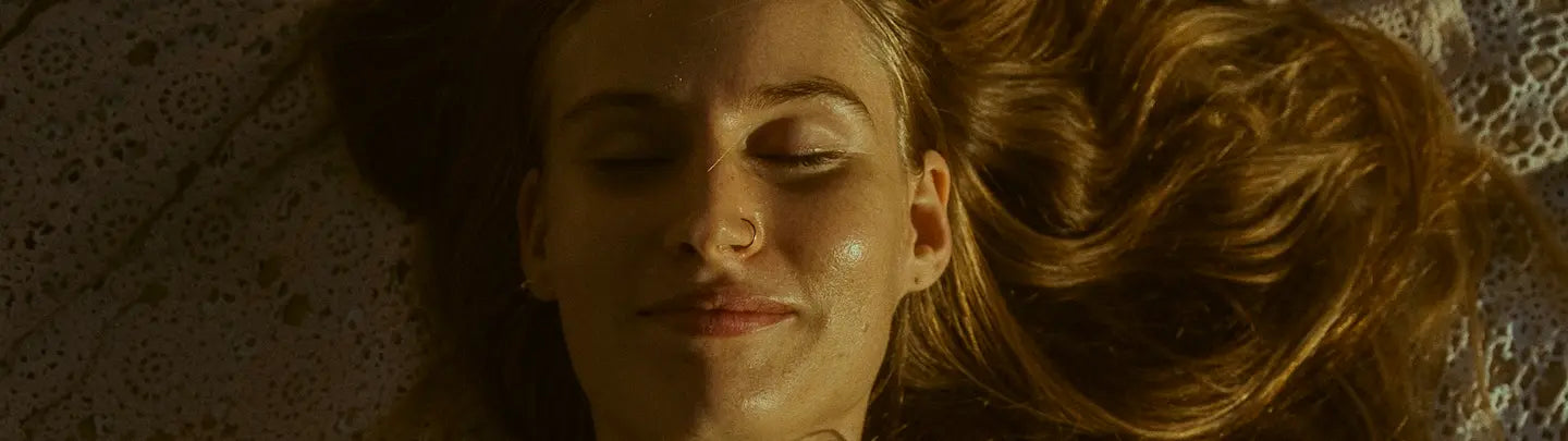 Bouffées de chaleur et sueurs nocturnes : Les solutions naturelles pour (enfin) redormir