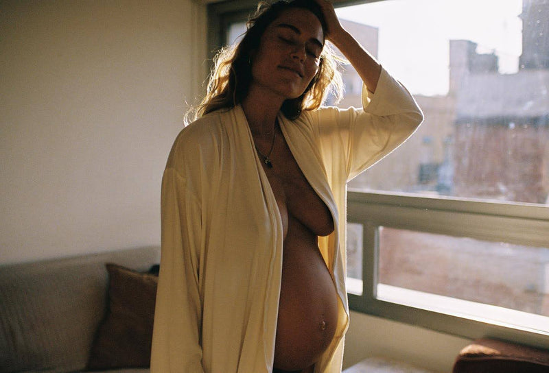 Femme enceinte heureuse et utilisant les compléments Jolly Mama