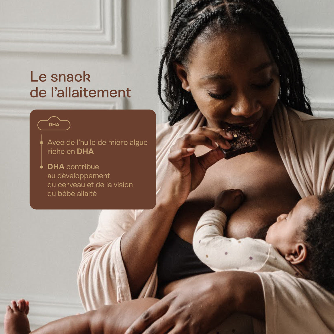Maman dégustant un snack d’allaitement au chocolat tout en allaitant, avec les mentions : Le snack de l’allaitement, DHA, avec de l’huile de micro-algue riche en DHA, qui contribue au développement du cerveau et de la vision du bébé allaité. 