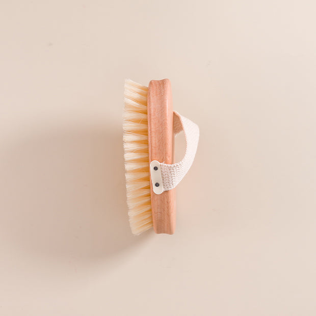 Brosse pour le corps utilisée pour le brossage à sec, en bois, avec lanière en tissu, vue de côté