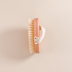 Brosse pour le corps utilisée pour le brossage à sec, en bois, avec lanière en tissu, vue de côté