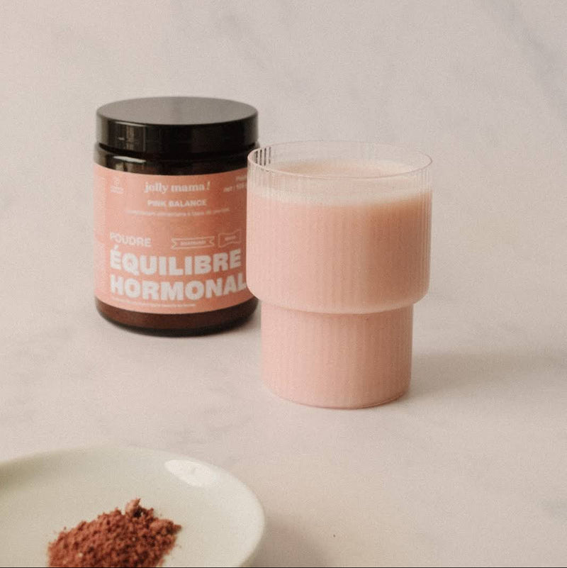 verre avec la poudre Pink balance mélangé à du lait végétal, couleur rose pâme