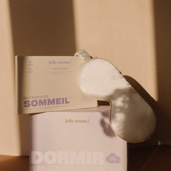masque en soie blanc ivoire sur notre boite sommeil avec un effet de jeu d'ombres et lumières