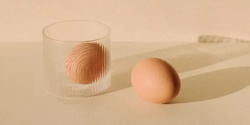 oeufs dans un verre illustrant la réserve ovarienne