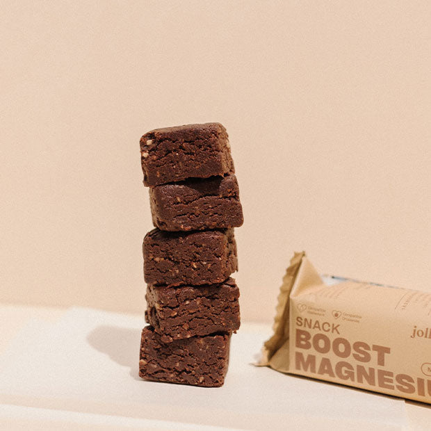 Stapel köstlicher Magnesium-Snacks mit Schokolade und Haselnüssen – besonders lecker und nährstoffreich.