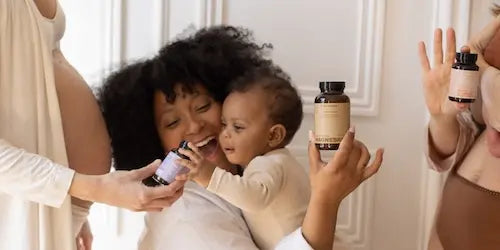 maman avec son bébé dans les bras