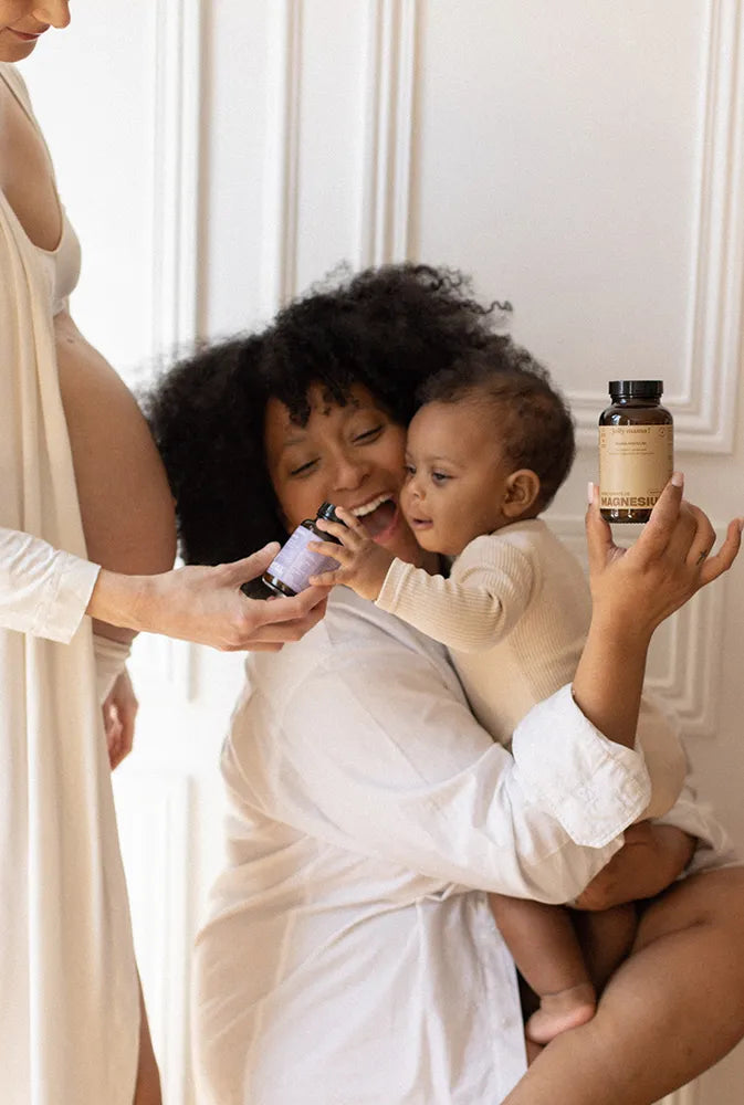 Jeune maman et bébé jouant ensemble avec des compléments alimentaires – vitamines naturelles pour femmes, spécial grossesse et allaitement.