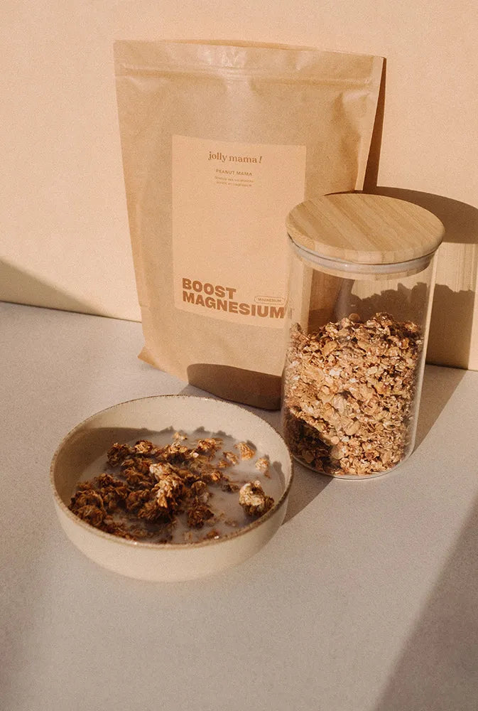 Granola boost au magnésium Jolly Mama servi dans un bol de lait végétal – encas nutritif riche en fibres, idéal pour le petit-déjeuner des femmes enceintes ou allaitantes.