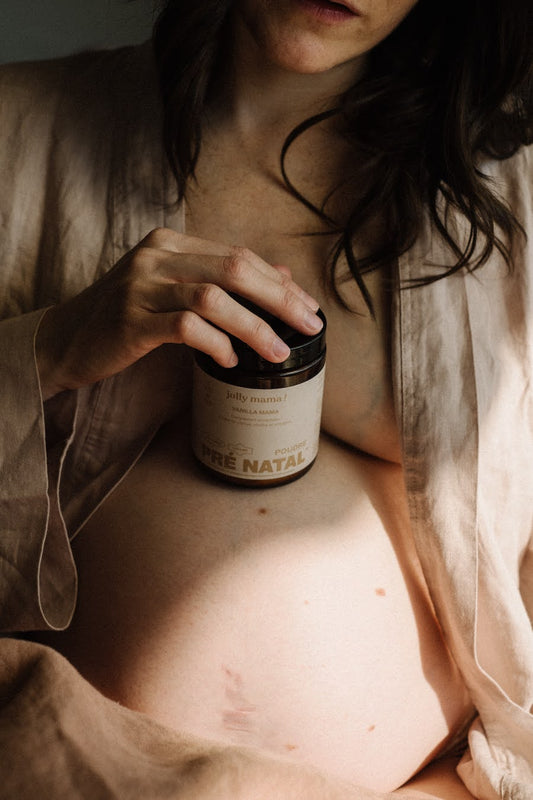 Photo d'une femme enceinte avec sur son ventre un de nos compléments à la choline et collagène, Vanilla Mama