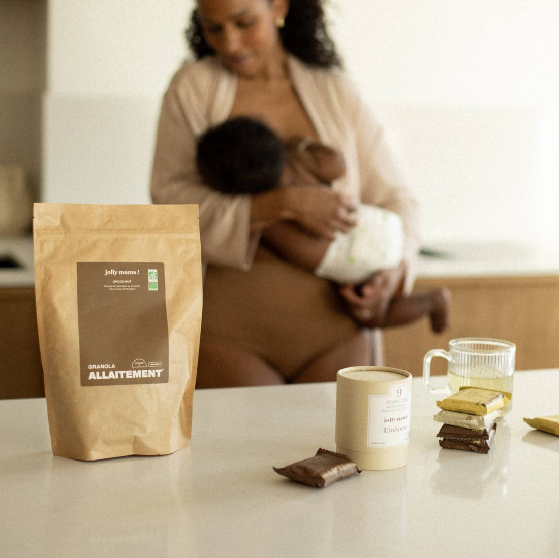 Maman allaitante avec le granola Choco Nut Jolly Mama et snacks pour soutenir l’allaitement naturellement