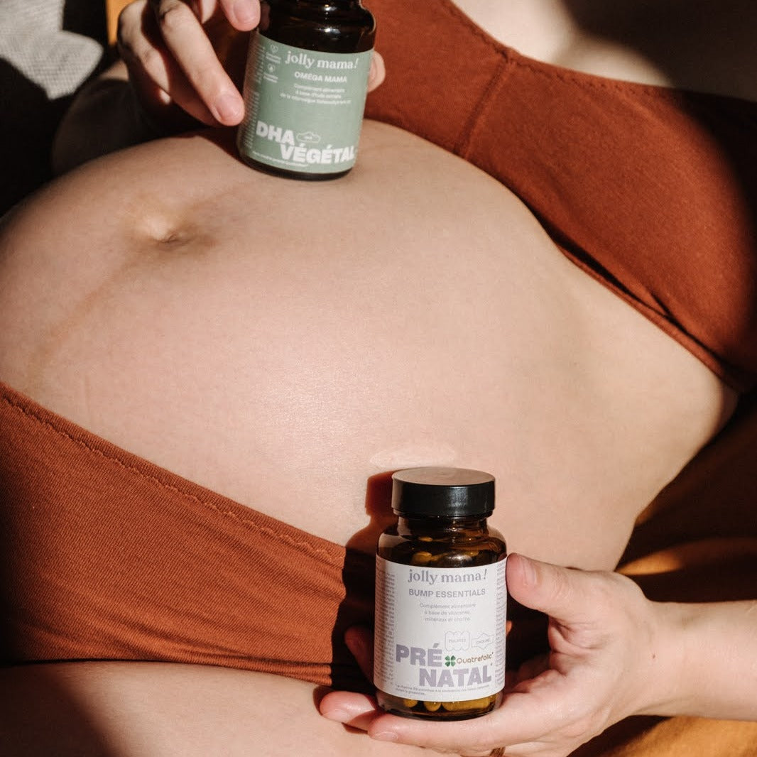 femme enceinte avec bump essentials et Omega mama sur son ventre