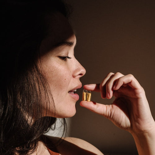 Femme avec des gélules de Baby Bump dans la main