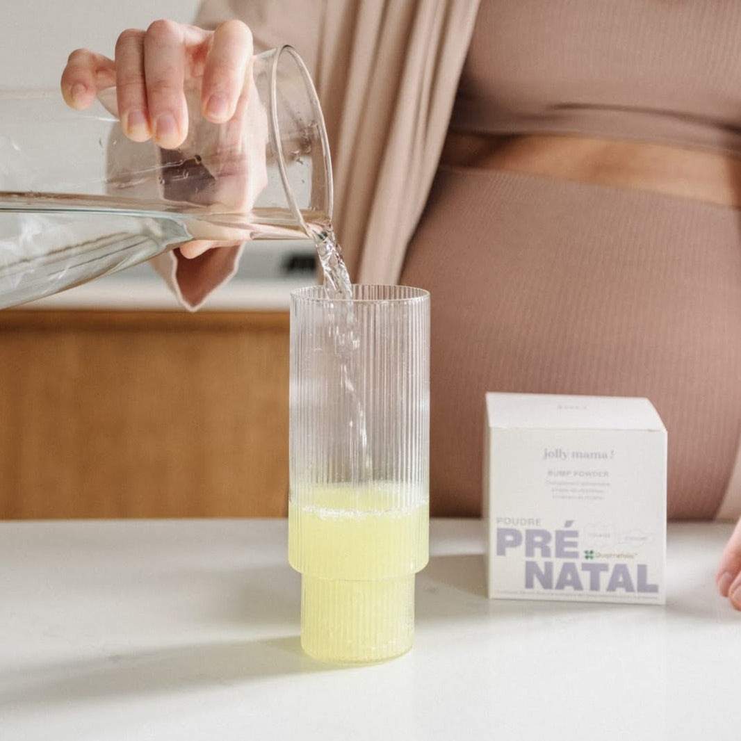 femme enceinte préparant Bump powder multivitamines grossesse en poudre