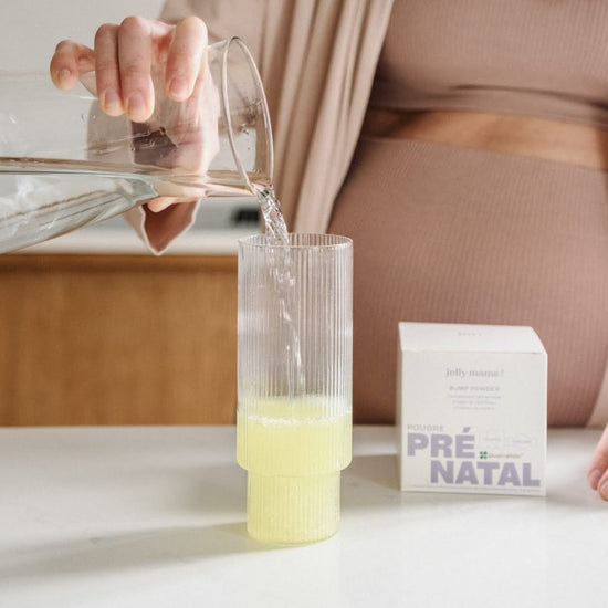 femme enceinte préparant Bump powder multivitamines grossesse en poudre