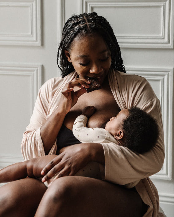 maman allaitante et son bebe avec son snack allaitement chocolat et fenugrec