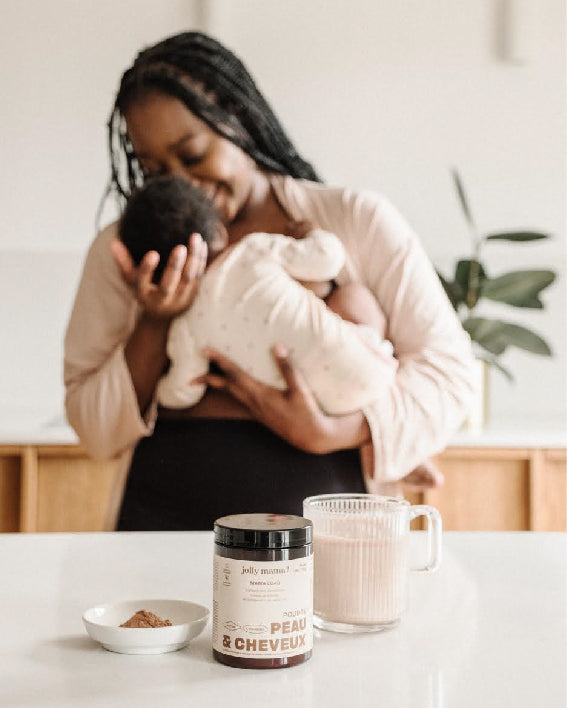 photo de femme et son bebe avec en premier plan la poudre collagene peau et cheveux au chocolat