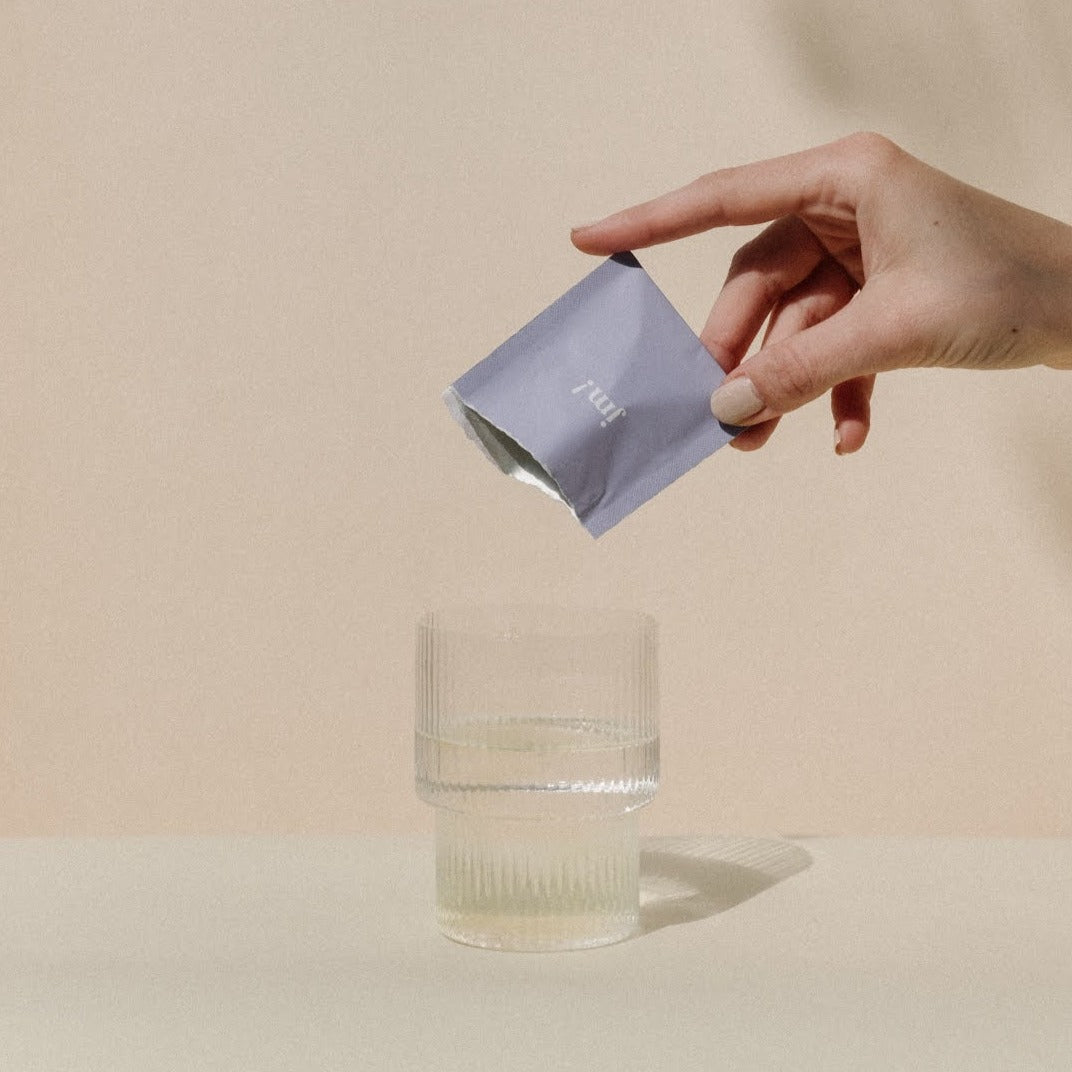 visuel sachet complement prenatal en poudre au dessus d'un verre