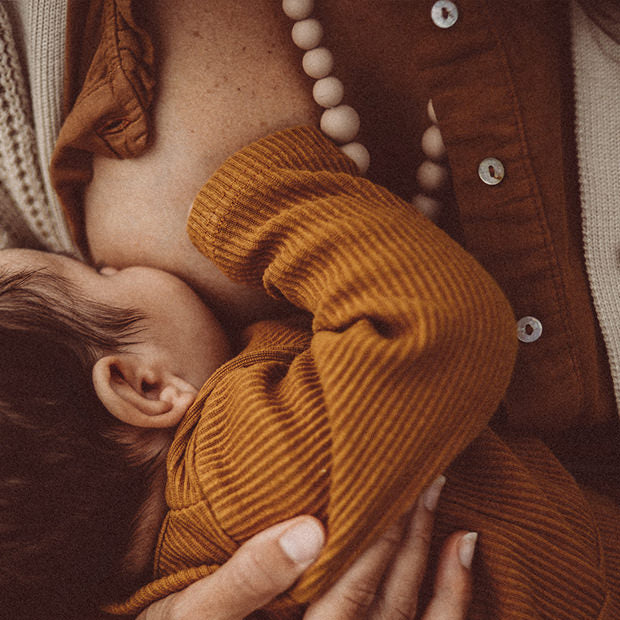 maman allaitant avec un collier d'allaitement