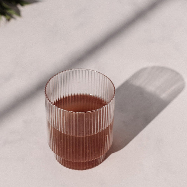 Verre contenant le complément alimentaire fertilité dilué dans un peu d'eau